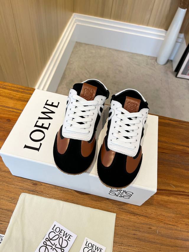 Loewe 今年罗意威的鞋子是大大地火起来了，这款芭蕾休闲鞋，人手一双的节奏 脚后跟设计新颖 像芭蕾舞鞋一样很好的贴合脚后跟，柔软舒适，这款阿甘鞋会被评为年度最