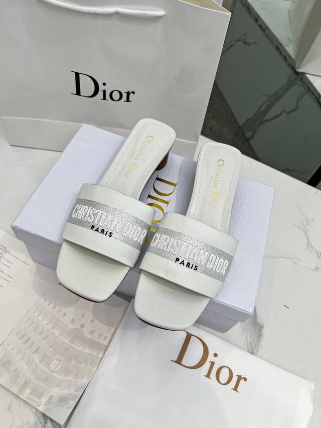 皮底30 Dior迪奥最新火爆款，一款春新品、这款中跟皮面+3D电秀鞋，绽现现代的设计理念。怎么搭配怎么好看。上脚舒适。码数35-40 41 42定做