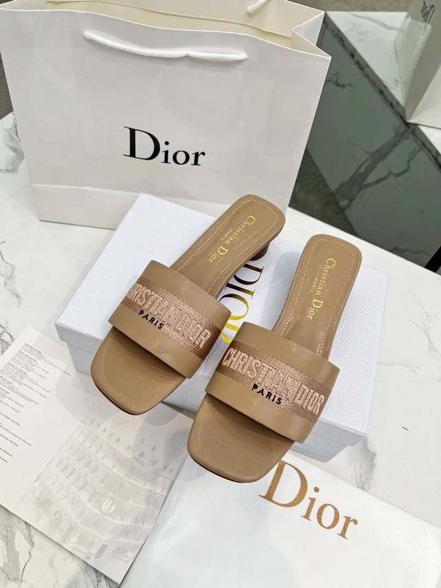 皮底30 Dior迪奥最新火爆款，一款春新品、这款中跟皮面+3D电秀鞋，绽现现代的设计理念。怎么搭配怎么好看。上脚舒适。码数35-40 41 42定做