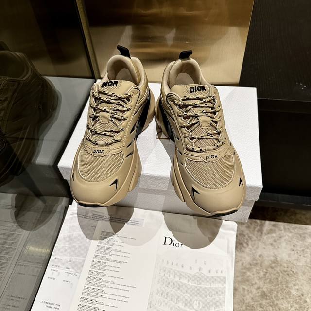 Dior 2024系列新品这款 C ' Est Dior 运动鞋彰显醒目而时尚的风范。精心制作，鞋面侧边分别展示 C 和 D 字母尽显格调，细节也增添一丝优雅气