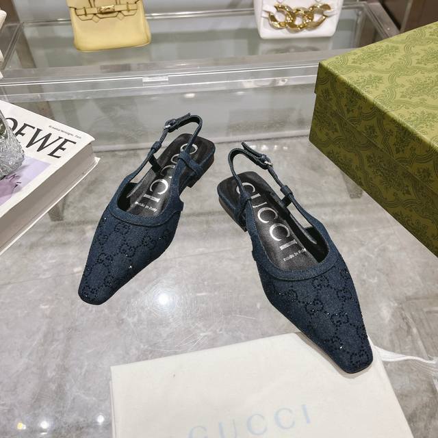 1226-3 深蓝 35-41 女士鞋履系列从20世纪90年代和21世纪初的典藏设计中汲取创作灵感，缔就蕾丝、仿水晶和清透面料等迷人细节。这款芭蕾平底鞋由饰有闪