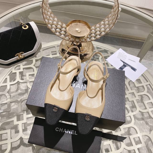 Chanel 春夏季经典拼色粗跟侧空凉鞋 时尚走秀款 拼接色混搭，内侧空包头风格，6.5Cm粗跟小logo点缀，演绎时尚 怎么搭怎么好看系列 鞋面：进口羊皮