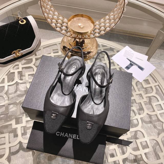 Chanel 春夏季经典拼色粗跟侧空凉鞋 时尚走秀款 拼接色混搭，内侧空包头风格，6.5Cm粗跟小logo点缀，演绎时尚 怎么搭怎么好看系列 鞋面：进口羊皮