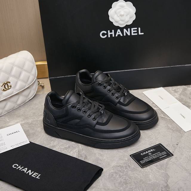 Chanel香奶奶2023专柜顶级休闲款运动鞋 这款经典设计；鞋面多种工艺电绣的风格；大底却时尚运动；不平凡的拥入了多种配色元素 多元化混搭非常好看百搭，休闲，