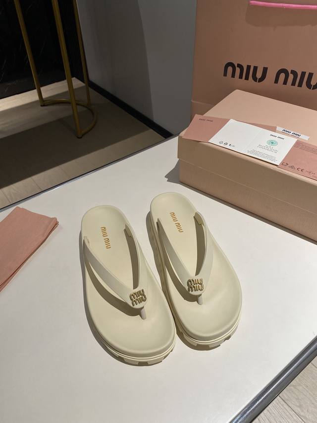 原版一比一复刻 Miumiu2024夏季新款，全球最火夹趾凉鞋， 出现在各大时装杂志封面 、小红书博主都在推荐、闭眼入都是不会后悔zp开发鞋型、细节到位 码数：