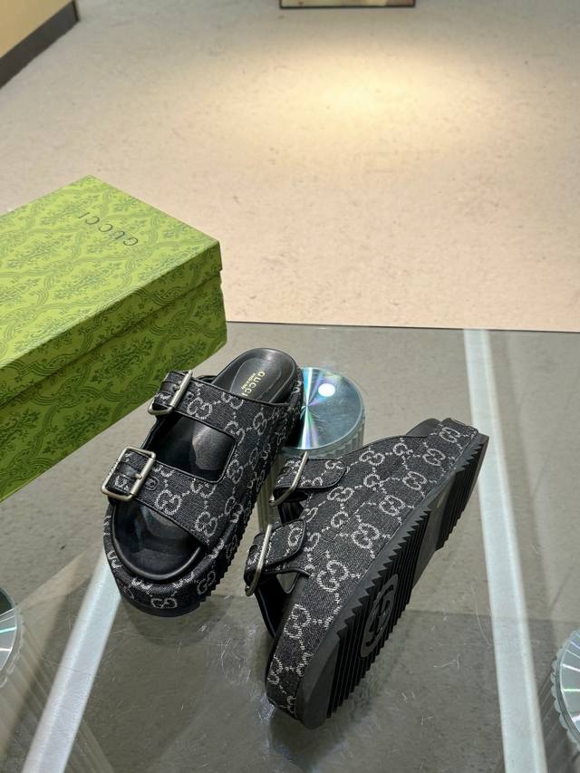 全年出货， 古驰gucci最新限量厚底拖鞋 顶级品质发售 购入正品开发 材质.工艺与原版一致 鞋面：原版特殊印刷工艺印花 内里：透染羊皮 大底：意大利私模大底