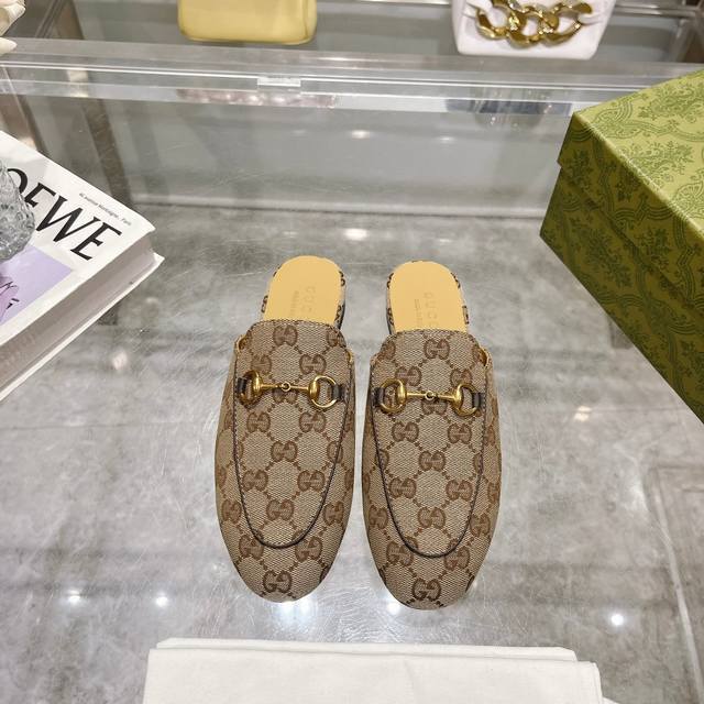 1803-1新杏 35-41 自问世以来，拖鞋一直是gucci系列的标志性产品。这款女士乐福鞋巧妙结合米色和乌木色经典gg帆布与拖鞋设计元素，于经典配色中绽放亮