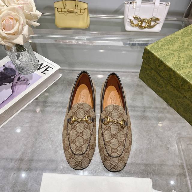 1819-1新杏 35-41 自问世以来，拖鞋一直是gucci系列的标志性产品。这款女士乐福鞋巧妙结合米色和乌木色经典gg帆布与拖鞋设计元素，于经典配色中绽放亮