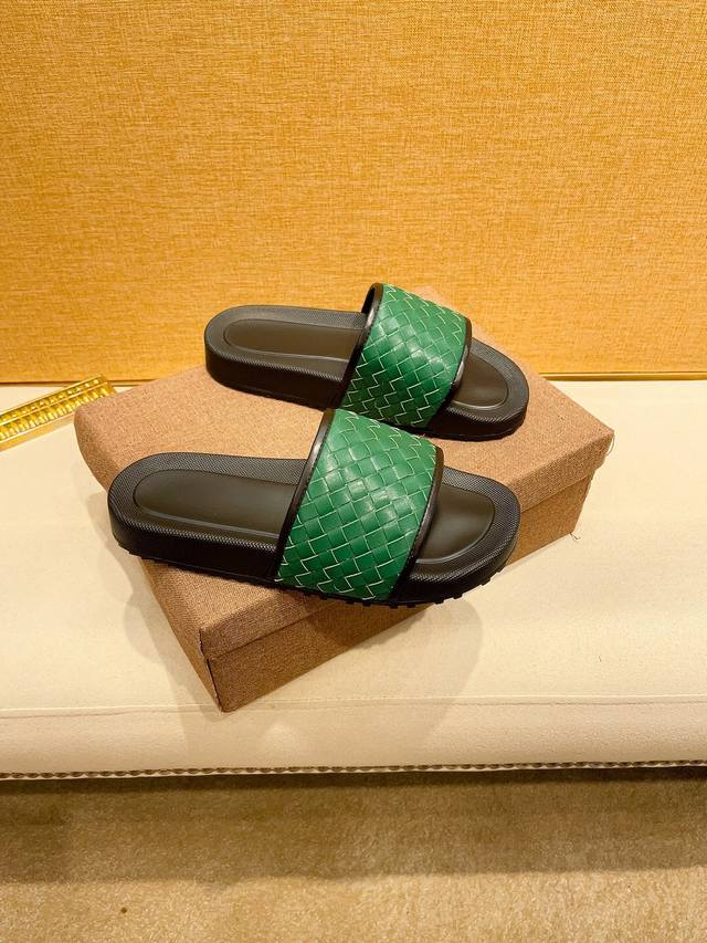 工厂价 Gucci 古奇拖鞋 男鞋高端品牌 最新力作：原版开模定制，面料釆用进口原版材料制作，升级版大底，更轻便，防滑。市场顶级品质，简单不失品味，潮人必备，时