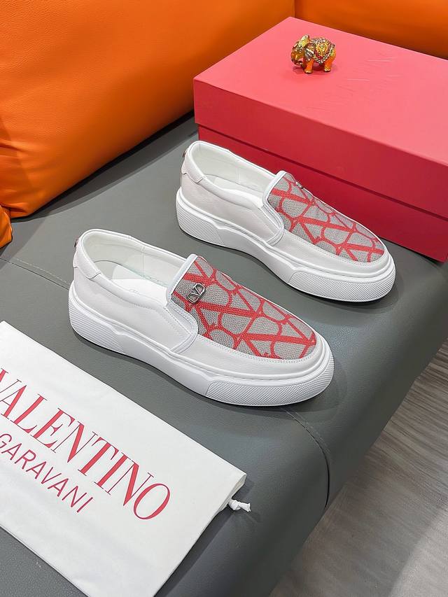 商品名称：Valentino 华伦天奴 正规码数 38-44 套脚鞋 商品材料：精选 头层牛皮鞋面，进口羊皮内里；原厂大底。