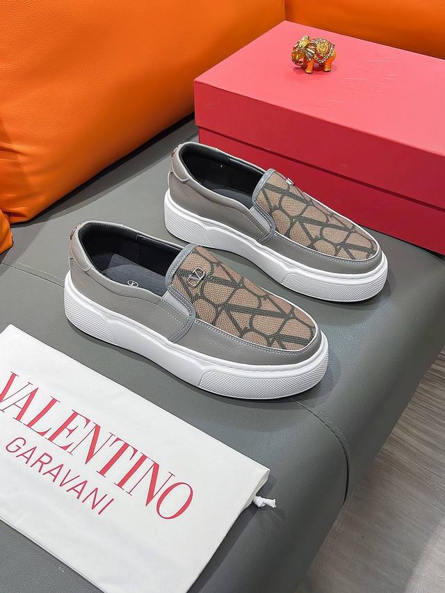 商品名称：Valentino 华伦天奴 正规码数 38-44 套脚鞋 商品材料：精选 头层牛皮鞋面，进口羊皮内里；原厂大底。