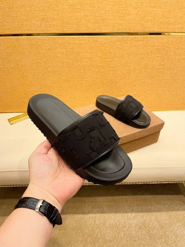 工厂价 Gucci 古奇拖鞋 男鞋高端品牌 最新力作：原版开模定制，面料釆用进口原版材料制作，升级版大底，更轻便，防滑。市场顶级品质，简单不失品味，潮人必备，时
