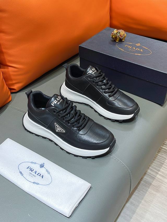 商品名称：Prada 普拉达 正规码数 38-44 休闲鞋 商品材料：精选 牛皮鞋面，柔软羊皮垫脚，原厂特供大底。