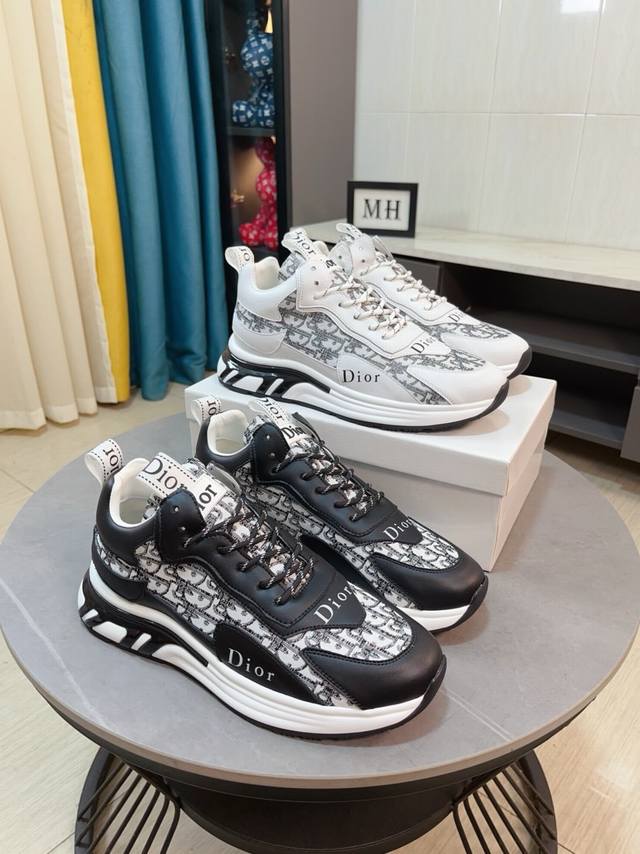 出厂价 Dior迪奥 爆卖款官网全球首发男鞋高端品牌 官网最新款系列：鞋面采用进口牛皮搭配专供面料打造网布透气内里。让行走更加便捷舒适 与官方的质量相比美的1：