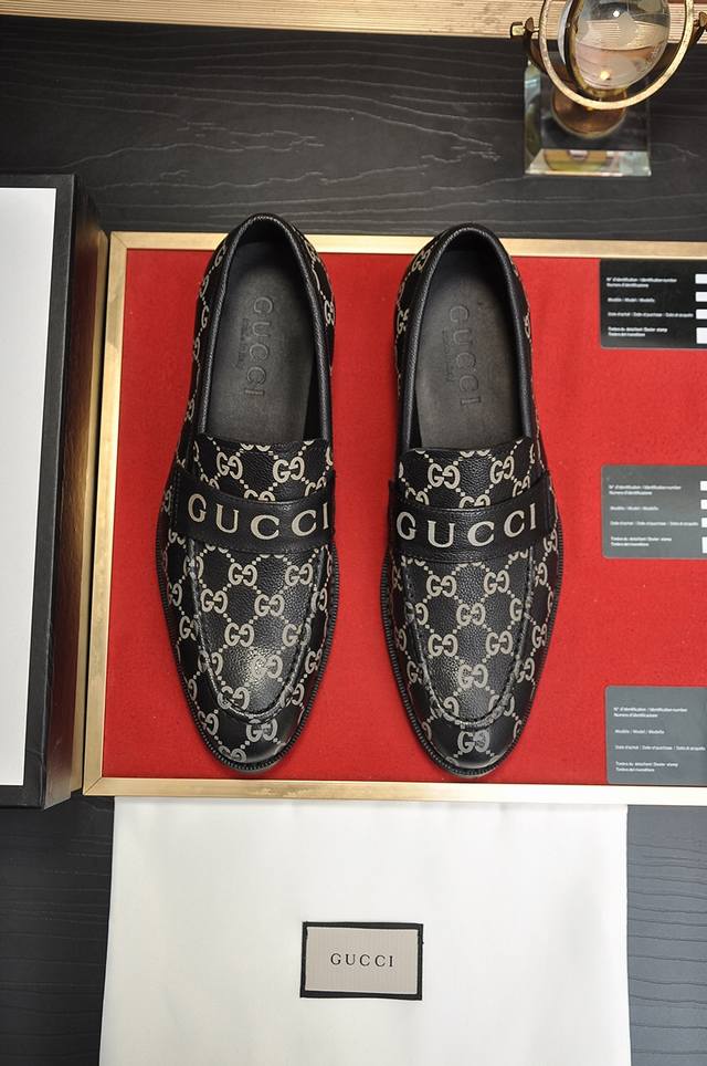 出厂价 意大利顶级奢侈男鞋巨头 Gucci 古奇 新款报到原汁原味的欧式风格 赏心悦目为了让鞋子更加耐用不变形制作继续沿用传统做法 但仍然不乏创新皮质上选择原版