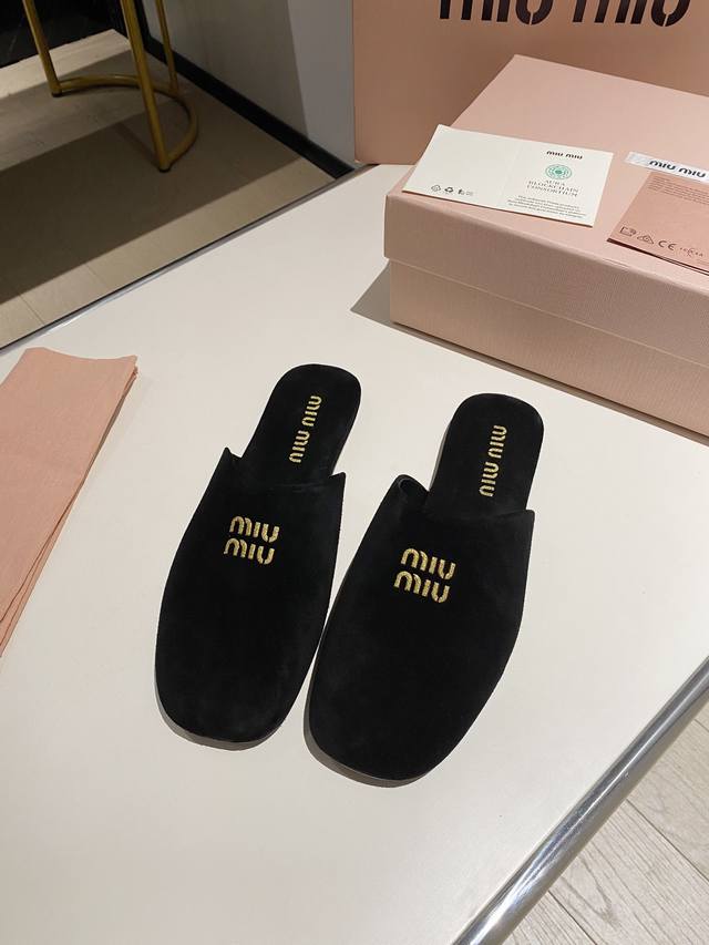 Miumiu 2024夏季包头半拖懒人鞋 第一眼看到这个鞋子就有种软绵绵的感觉，简单而带点复古气息随意搭配，简单的缪缪zm点缀，即好看又简单而高级 进口小羊皮