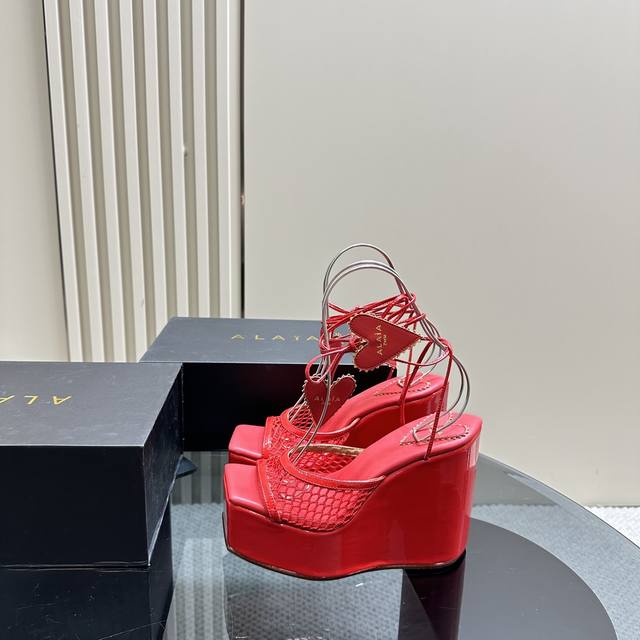 爆品小红书火推 Alaia爱心厚底拖鞋系列推出 无数的名设计师都把他看作“Designerofdesigners”更影响着很多人的风格 这些alaia的设计元素