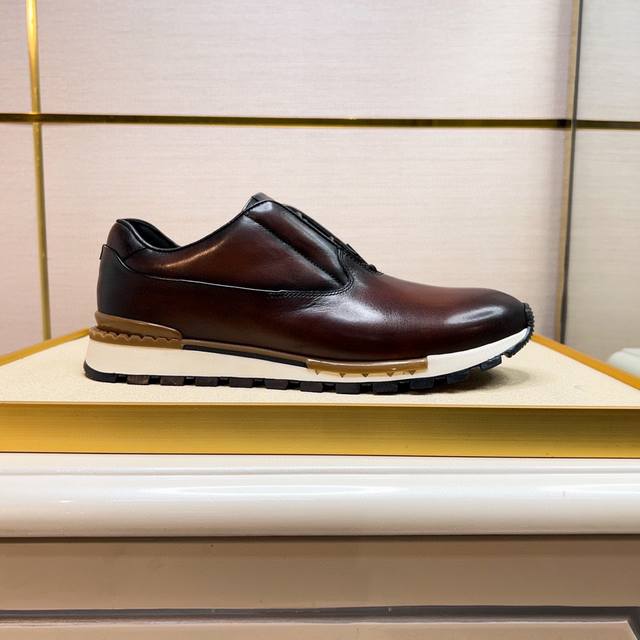 Berluti布鲁提男士运动鞋 这款具有独特现代感的鞋履打破常规，用皮质鞋面搭配极为柔韧且超轻的鞋底。面料采用原版牛皮纯手工上色。柔软水染牛皮内里，原版橡胶外底