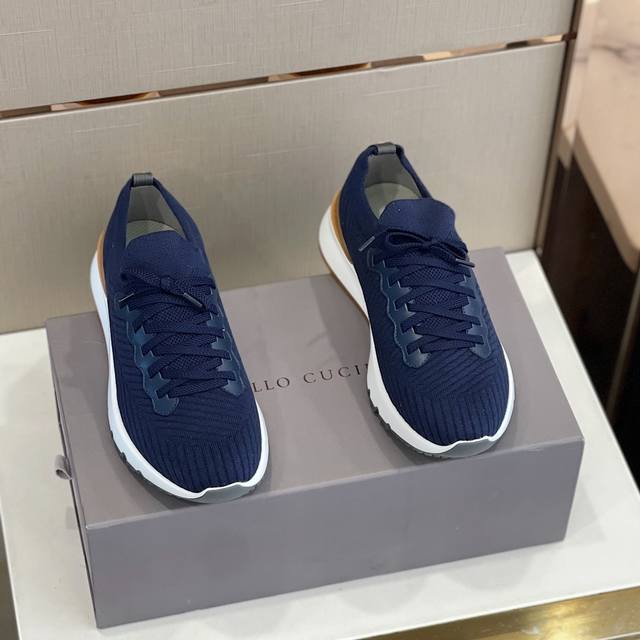 Brunello Cucinelli 春夏新款男鞋出货 此品牌是来自意大利的世界顶级奢侈品牌，被誉为低调奢华的 “山羊绒之王” 和 “服装界真正的奢侈品”。没有