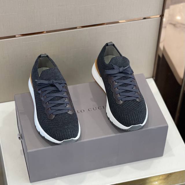 Brunello Cucinelli 春夏新款男鞋出货 此品牌是来自意大利的世界顶级奢侈品牌，被誉为低调奢华的 “山羊绒之王” 和 “服装界真正的奢侈品”。没有