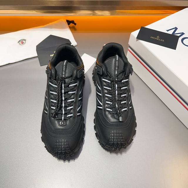 Moncler 蒙口男士户外系带运动鞋，具有舒适防滑性能，采用皮革和科技面料制成，专为户外跑步或都市漫步而设。兼备创新、功能性与图形细节于一体，从高山氛围汲取灵