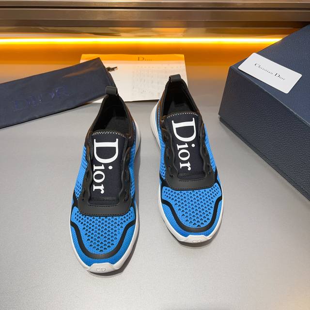 情侣装男女款dio 运动鞋出货，这款低帮运动鞋是二零二四春季男装系列新品，重新诠释篮球鞋设计，成为 Dior 的经典单品。春夏系带款式，采用拼色牛皮革精心制作，