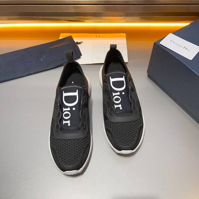 情侣装男女款dio 运动鞋出货，这款低帮运动鞋是二零二四春季男装系列新品，重新诠释篮球鞋设计，成为 Dior 的经典单品。春夏系带款式，采用拼色牛皮革精心制作，