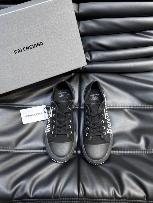 Balenciag* 复古炮弹出击，全新paris低帮帆布鞋，风格永续，旧不过时 鞋面原版进口帆布面料，鞋头的小鸭子嘴巴形状很有特色，鞋头印有品牌logo，精致