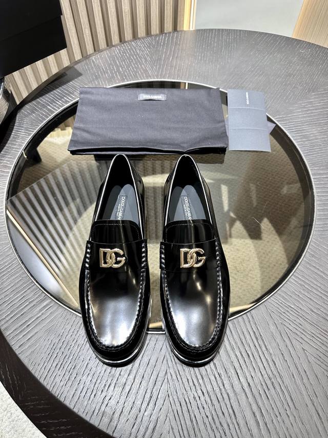 D&G Bernini 系列莫卡辛鞋，点缀全新仿古标牌。采用 Mino 小牛皮制成，复古与亮泽质感相得益彰，释放当代考究魅力 Size 39-44 38.45订