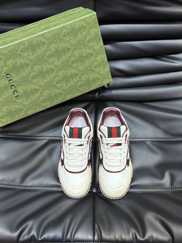 Gucc*古驰 Re-Web系列情侣款织带皮革运动鞋，作为sabato De Sarno为gucci打造的首款运动鞋，Re-Web系列焕新演绎品牌经典条纹，以大