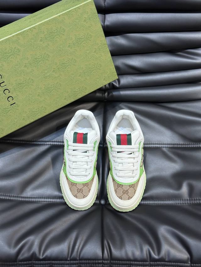 Gucc*古驰 Re-Web系列情侣款织带皮革运动鞋，作为sabato De Sarno为gucci打造的首款运动鞋，Re-Web系列焕新演绎品牌经典条纹，以大 - 点击图像关闭