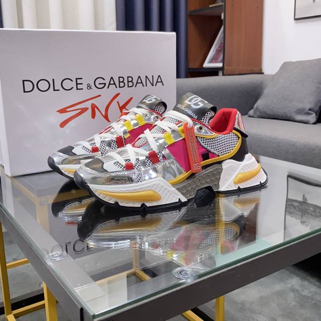商品商标 Dolce&Gabbana 杜嘉&班纳 正码码数 38-44，45定做 商品材料 鞋面意大利牛皮拼接布料鞋面，羊皮垫网布内里，鞋底：原厂特供原版橡胶组