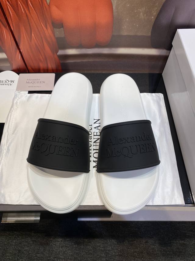 Alexander Mcqueen 麦昆拖鞋系列：高端品牌 3D制面，升级版大底，更轻便，防滑。市场顶级品质，潮人必备，夏季拖鞋的季节来了，穿起来超级唯美. 码