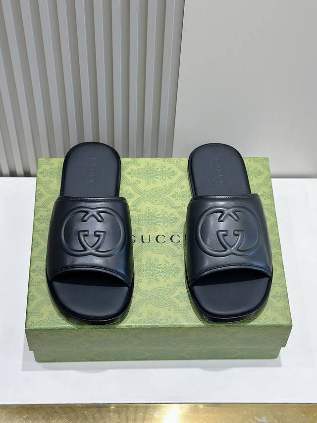 Gucci Lido男士互扣式双g拖鞋 设计灵感源自意大利海岸的夏日风情和海滩俱乐部。经典造型经gucci美学视角焕新演绎。这款男士凉拖选用舒适的光面皮革匠心打