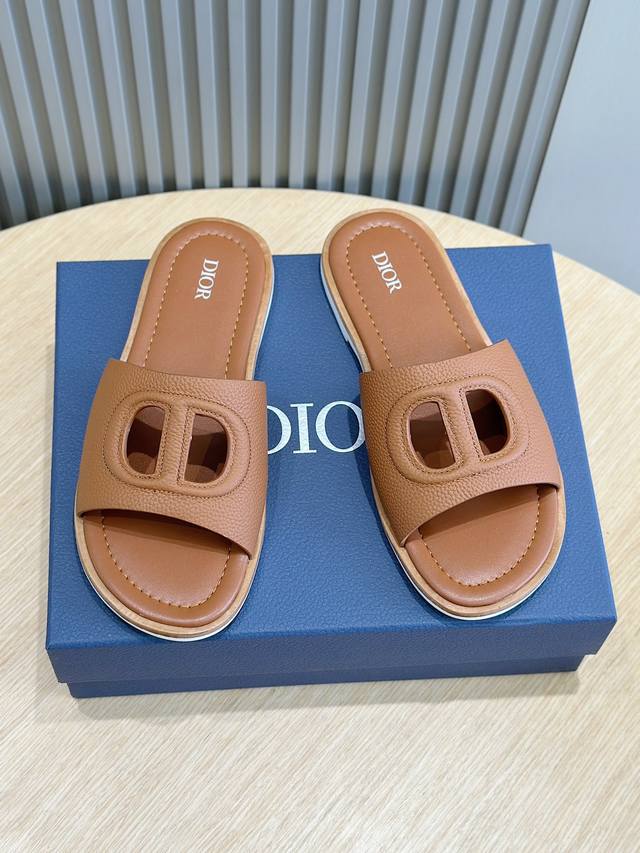 Dio Alias男士牛皮拖鞋 这款 Alias 凉鞋夏季新品，彰显休闲高雅的风范。采用粒面牛皮革、牛皮内里，镂空设计，进口牛皮和橡胶鞋底更显精致，舒适非凡，饰