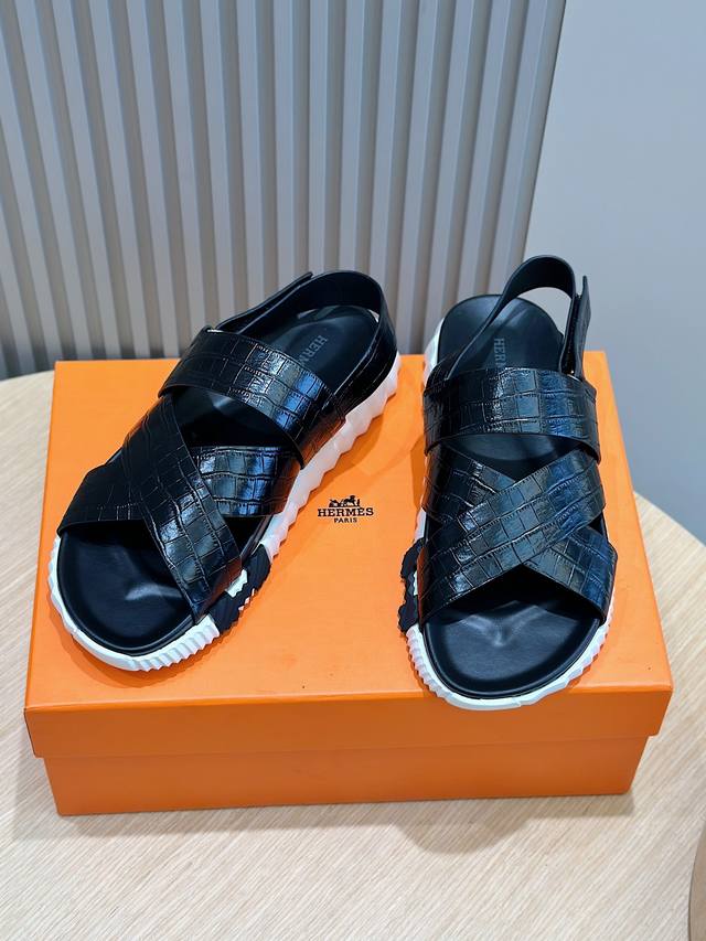 Herme*H家electric男款凉鞋-原版复刻 购入原版一比一打造，大底私模，每个颜色对应的大底颜色跟原版一样的。懂货的来 超轻鞋底采用对比色设计，脚感舒适