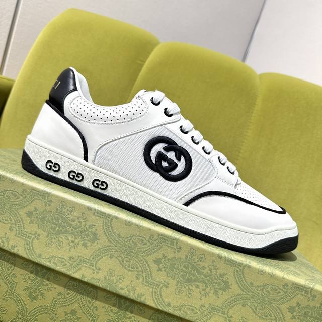 工厂价 顶级版本 原单系列 Guccl 古奇最新款休闲鞋，。牛皮冲孔系列 官网最新款 专柜同步发售，鞋面选用意大利进口原版牛皮搭配原版特殊材料拼接设计理念 ；