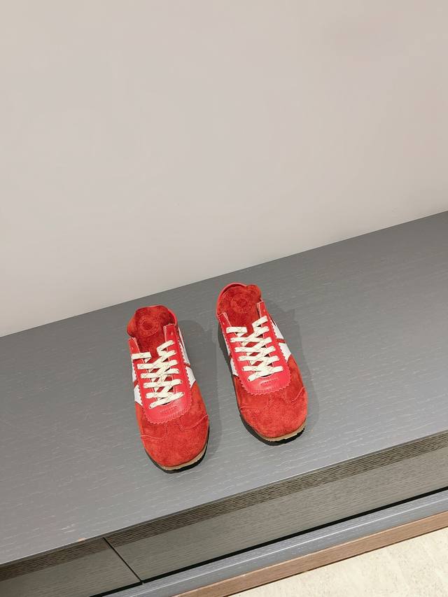 码数35-40 Dries Van Noten 马拉松运动鞋，2024春夏系列，设计师通过改造、扭曲和颠覆经典元素，打造出实用而富有设计感实穿的运动鞋履。新一
