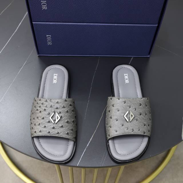 出厂价 迪奥dior Alias男士牛皮拖鞋 这款 Alias 凉鞋夏季新品，彰显休闲高雅的风范。采用粒面牛皮革、Oblique印花面料精心制作，牛皮内里 交叉