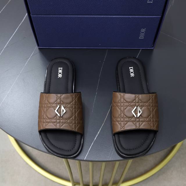 出厂价 迪奥dior Alias男士牛皮拖鞋 这款 Alias 凉鞋夏季新品，彰显休闲高雅的风范。采用粒面牛皮革、Oblique印花面料精心制作，牛皮内里 交叉