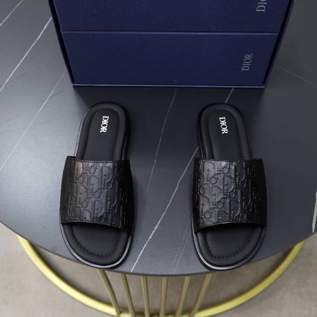 出厂价 迪奥dior Alias男士牛皮拖鞋 这款 Alias 凉鞋夏季新品，彰显休闲高雅的风范。采用粒面牛皮革、Oblique印花面料精心制作，牛皮内里 交叉 - 点击图像关闭