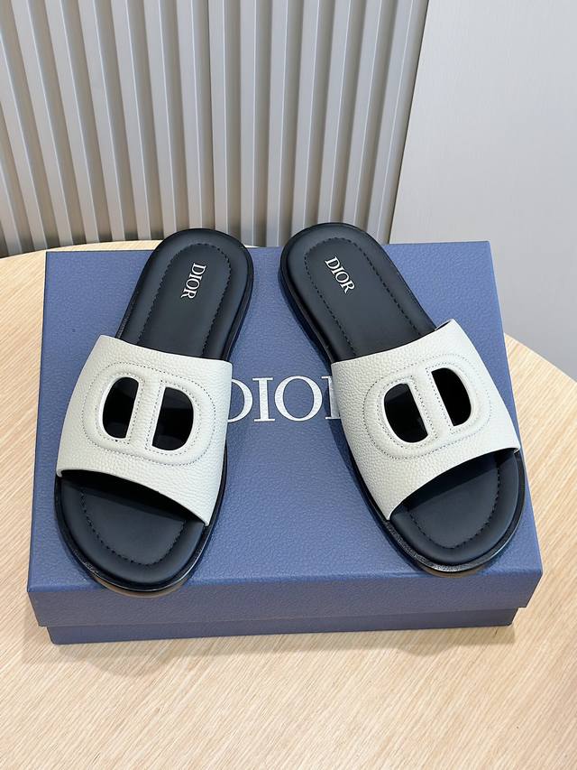 工厂价 Dio Alias.迪奥-男士牛皮拖鞋 这款 Alias 凉鞋夏季新品，彰显休闲高雅的风范。采用粒面牛皮革、牛皮内里，镂空设计，进口牛皮和橡胶鞋底更显精