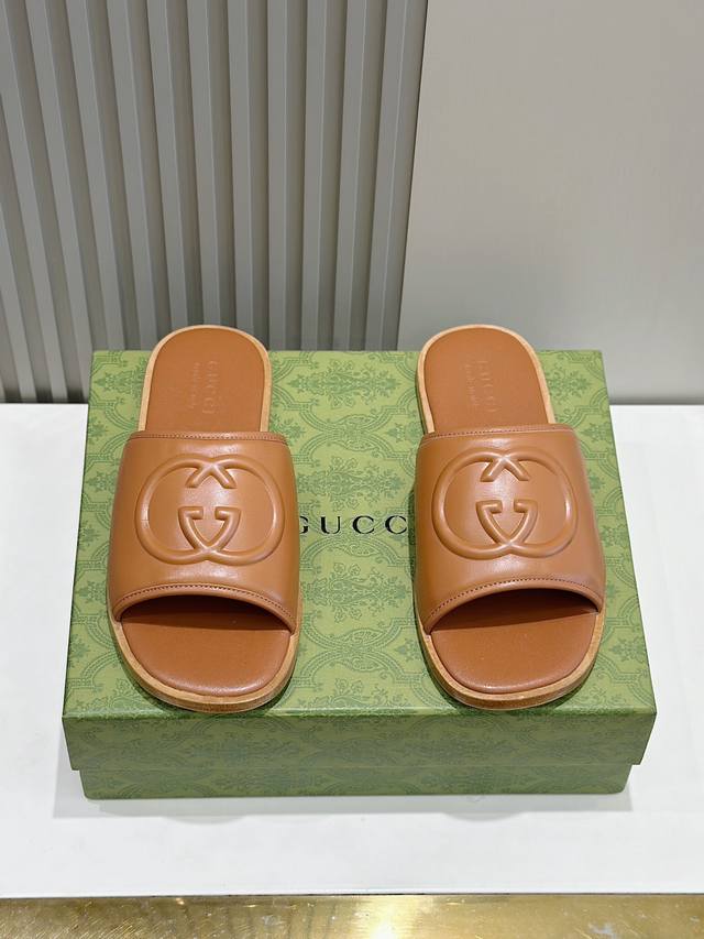 工厂价 Gucci Lido男士互扣式双g拖鞋 设计灵感源自意大利海岸的夏日风情和海滩俱乐部。经典造型经gucci美学视角焕新演绎。这款男士凉拖选用舒适的光面皮