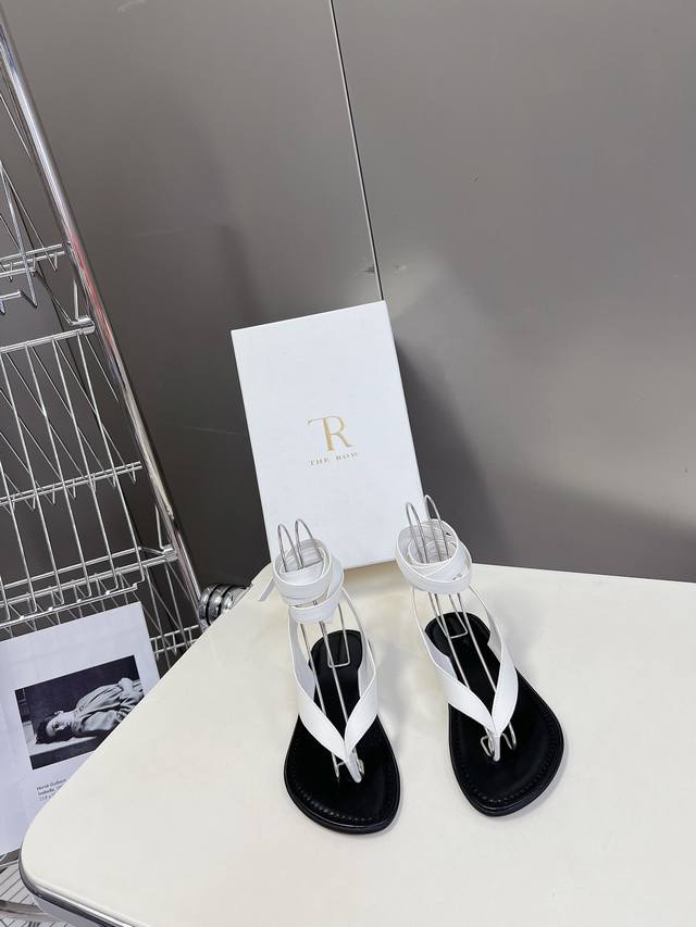 The Row2024新款小众法式夹脚凉鞋 这款人字拖带拖鞋风格简约，采用软质pvc聚合物精制而成，经典人字拖设计简洁大方，适用于各种场合。这双简直就是年度梦中