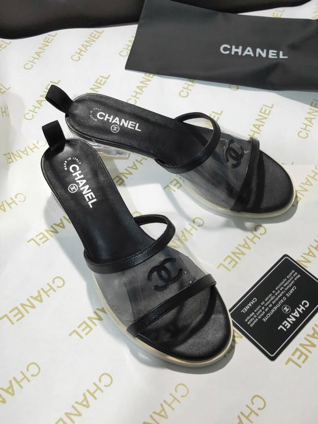 新品顶级代购版 Chanel 香奈儿专柜新品 小香一字拖鞋 Chanel原版透明水晶跟 一比一定制透明面料 无论细节 做工品质都完全媲美正品 上脚特舒服 秀气百