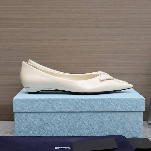 厂价 Prada 普拉达 经典春夏 三角标凉鞋单鞋系列 简单的设计大概就是它最让人喜欢的点 不是烂大街的那种 很有自己的品牌个性 面料：采用小牛漆皮 内里：垫脚