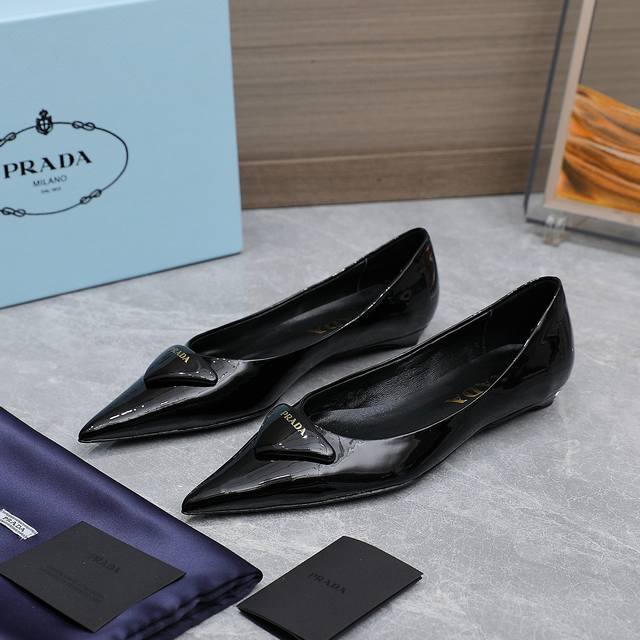 厂价 Prada 普拉达 经典春夏 三角标凉鞋单鞋系列 简单的设计大概就是它最让人喜欢的点 不是烂大街的那种 很有自己的品牌个性 面料：采用小牛漆皮 内里：垫脚