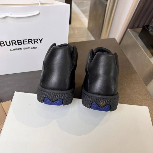 工厂价 Burberry2024意大利制造的弹力尼龙运动鞋，饰有格子图案。网眼衬里款式的鞋带采用带刺拼接线，橡胶鞋底印有博柏利档案刻字。 系带闭合 圆形鞋头 带