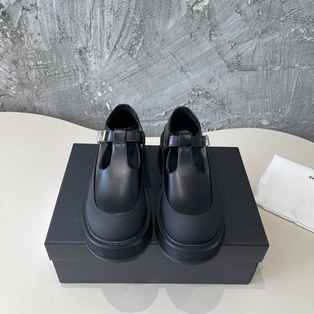 Dymonlatry设计师品牌2024暗黑系列大头小皮鞋 跟高5.5C，增高显腿细，德比鞋舒适好搭，玛丽珍俏皮精致，大圆头设计感十足，五金配件超有质感，每一款都