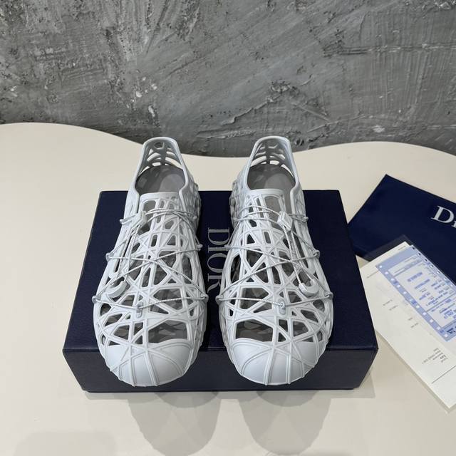 Dior War鞋summer23 Dior Men这款 Dior War鞋于发布秀精彩亮相，款式休闲，经过重新诠释，彰显未来主义的精神。采用超轻盈的白色橡胶精